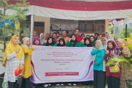 Mahasiswa FKM Unand melakukan edukasi pencegahan KDRT di Kelurahan Batang Arau