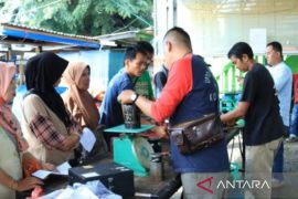 Dinas PKUKM Solok lakukan pemeriksaan alat ukur pedagang pasar raya