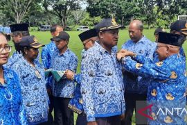 191 ASN Pemkab Teluk Wondama terima Satyalancana Karya Satya