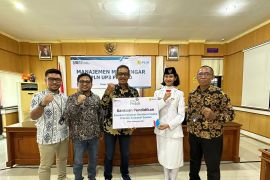 PLN menyerahkan bantuan pendidikan untuk siswa Paskibraka di Sulselrabar