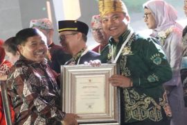 Wali Kota Aditya terima penghargaan Swasti Saba Wiwerda dari Kemenkes