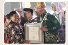 Mayor Aditya receives Swasti Saba Wiwerda award from Health Ministry