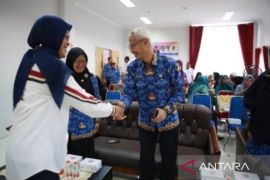 Pemprov Kaltim serahkan dua ribu bibit cabai  ke PKK Samarinda
