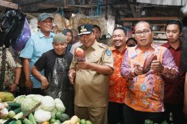 Penjabat Gubernur Sulsel pantau pasar menjelang Natal Tahun Baru