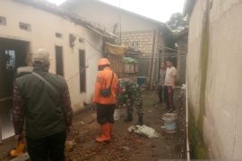 Rumah warga di Sukabumi roboh akibat hujan deras dan angin kencang