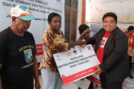 Kantor PT Pos Jayapura salurkan bantuan bahan pokok dan PKH tahap IV