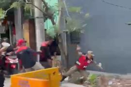 Petugas Satpol PP jadi korban tendangan oknum buruh di Surabaya