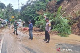 Sempat longsor, jalan raya Bukittinggi-Medan sudah bisa dilewati
