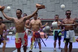 Kala pekerja pabrik genteng menjadi binaraga hingga pemain musik