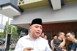 Wali Kota Surabaya ingatkan pengusaha patuhi aturan UMK 2024