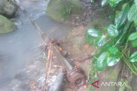 Jaringan air bersih ratusan rumah di Tapsel terhenti akibat pipa PDAM hanyut