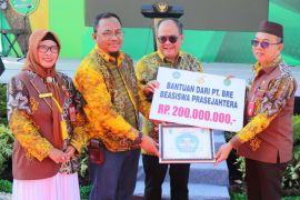 PT BRE beri beasiswa kaum terpelajar Tapin