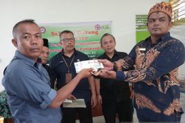 Semen Padang serahkan bantuan satu ambulans ke Pampangan