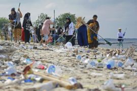 Aksi bersih-bersih pantai di Pulau Lae-lae Page 1 Small