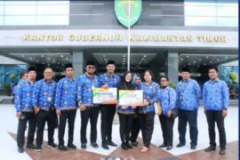 Pj Gubernur Kaltim serahkan penghargaan untuk pegawai Dispora