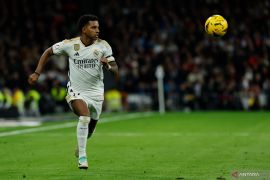 Real Madrid kembali ke puncak klasemen usai Granada 2-0