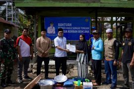 Bupati HST bantu tujuh kepala keluarga terdampak bencana