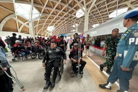 Komunitas disabilitas difasilitasi naik Kereta Cepat Whoosh