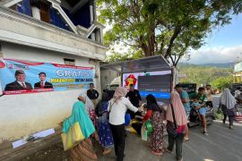 TKD bagi-bagi paket makanan dan susu gratis di Ponorogo