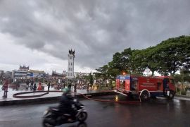 Pemkot Bukittinggi minta warga tidak ke luar rumah setelah erupsi Marapi