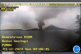 Gunung Anak Krakatau kembali erupsi