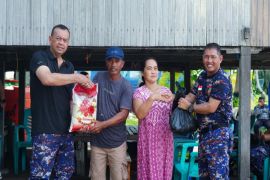 Kapolda Sulbar menyalurkan bantuan kebutuhan pokok ke warga pulau terluar