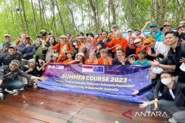 Mahasiswa Newcastle University ikut sekolah konservasi di Pulau Curiak