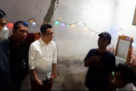 Kaesang jenguk simpatisan PSI  penderita kanker lidah di Kediri