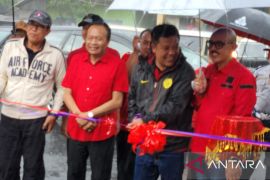 Bupati Bangli resmikan jalan beberapa desa di kabupaten setempat walau diguyur hujan