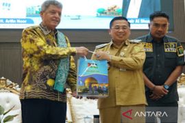 Wali Kota Banjarmasin serahkan bantuan Rp350 juta untuk Palestina