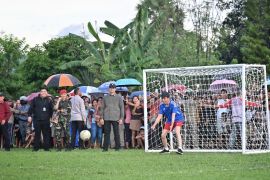 Presiden Joko Widodo main bola dan menari Ja'i bersama warga di NTT