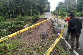 Tanah longsor di jalan nasional Putussibau-Nanga Erak Kalbar