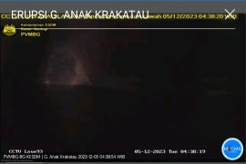 Gunung Anak Krakatau kembali erupsi  dengan tinggi abu 700 meter