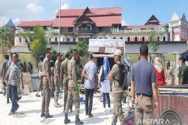 Satpol PP Baubau tertibkan puluhan kios di Pantai Kamali