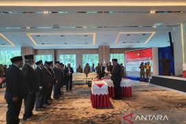 Wamendagri Wetipo lantik delapan anggota Majelis Rakyat Papua