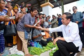 Presiden Jokowi cek harga kebutuhan pokok di Pasar Danga NTT