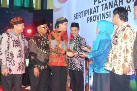 Wakil Menteri ATR serahkan 500 sertifikat program PTSL di Banyuwangi