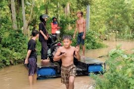 Warga OKU beraktivitas gunakan perahu akibat banjir