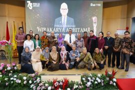 FEB UI anugerahkan Dorodjatun Kuntjoro-Jakti Penghargaan Wirakarya Adhitama