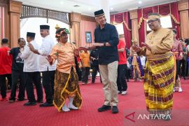 Ganjar Pranowo ikut menari Kanjar Ganjur di Kesultanan Kutai Kartanegara