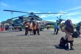 Ratusan warga antusias melihat alutsista TNI AU di Lanud Raden Sadjad Natuna