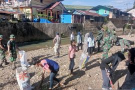 Wujudkan lingkungan bersih, TNI gelar aksi bersih sungai dan permukiman warga di Kota Ambon
