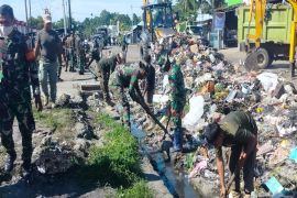 Kodim 1705/Nabire gotong royong bersihkan Pasar Karang jelang Natal