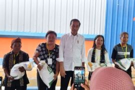 Pos Indonesia salurkan bantuan pangan periode Desember di Labuan Bajo.