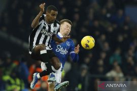 Howe belum yakin bisa turunkan Isak dan Wilson kontra MU
