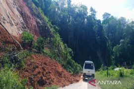 Material longsor timbun badan jalan di Panyabungan Timur