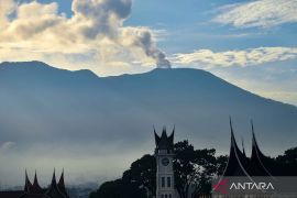 Ketika Gunung Marapi mengajarkan "diam" bukan berarti tak berbahaya