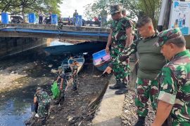 Personel Kodim 1501/Ternate lakukan karya bhakti bersihkan kawasan Pasar Gamalama