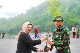 Forkopimda Lumajang tanam 1.000 pohon jaga kelestarian lingkungan