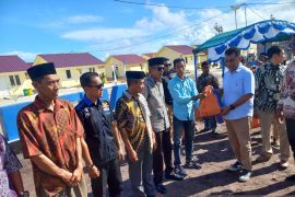 Bupati Natuna serahkan bantuan untuk korban longsor di Serasan